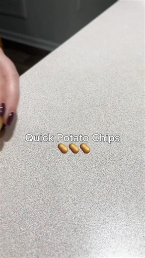 Fast Homemade Chips #HomemadeChips #PotatoChips #EasyRecipe #SnackHack #CookingAtHome | Dailyhackzone