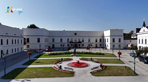 VIDEO: PROJDI SE KOMNATAMI UNIKÁTNÍHO ZÁMKU V KARVINÉ Zámek Fryštát je chloubou centra Karviné. Přijeď se podívat na empírový zámek, který je jedinečnou památkou svého druhu ve zdejším regionu a nabízí tři stálé prohlídkové trasy a jednu speciální v rámci různých akcí. Zjisti příběh těšínských Piastovců nebo Larisch-Mönnichů. Veškeré informace najdeš na https://www.zamek-frystat.cz. | Karviná ŽIJE