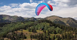 GEO 6 The new GEO 6 is the lightweight version of the Buzz Z6. It delivers high amounts of passive safety in a lightweight adventure wing with True Performance throughout the entire speed range. Modern construction techniques and a clever use of materials have saved 350 grams of weight compared to its predecessor, and all of the performance gains made in the Z6 project have been directly passed on. 20% Less Line Drag Refined Shark Nose Profile G-String Leading Edge Double 3D Shaping For more on 