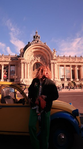 Romain Berg on Instagram: "Explication ⬇️ Le masque Fructis Hair Food de @garnierfr c’est vraiment mon masque préféré de grande surface ! Je suis super enthousiaste de t’en parler car c’est le tout premier produit que j’ai acheté quand j’ai commencé mes routines curly il y a 3 ans ! Le nouveau format est plus pratique (pot plus petit, moins de vide mais quantités généreuses 320ml à un prix accessible comme toujours avec Garnier). La texture est plus riche et 7 fois plus nourrissante qu’avant, av