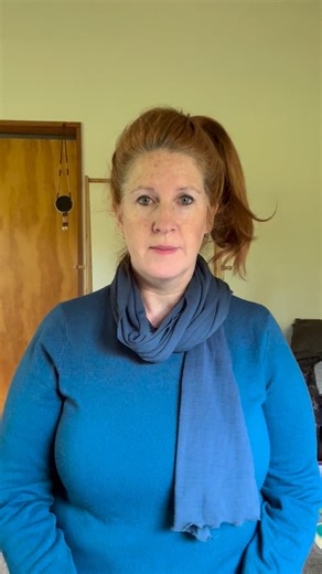 Fingerspelling with Auslan teacher Michaela - find the theme. #auslan #fingerspelling #learnauslan #awesomeauslan #deafteacher #melt #education #signlanguage #australiansignlanguage | Awesome Auslan