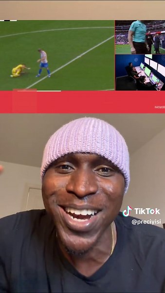 Getafe defender Abdelkabir Abqar just picked up the funniest red card in football history after altercation with Sorloth in their La Liga game against Atletico de Madrid #fyp #atleticodemadrid #getafe #laliga #sportsontiktok