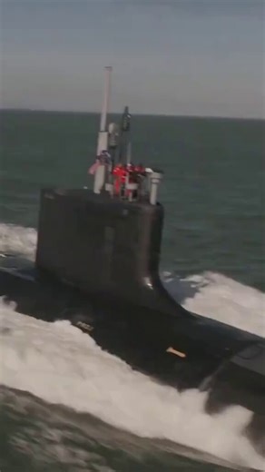 🤓 El USS Montana (SSN-794), parte de la clase Virginia-class submarine, tiene un detalle clave que lo hace casi indetectable: en lugar de una hélice tradicional, usa un propulsor tipo pump-jet, que reduce la cavitación (las burbujas que generan ruido bajo el agua) y lo vuelve extremadamente silencioso; sumado a eso, incorpora un alto nivel de automatización interna que disminuye movimientos y vibraciones de la tripulación, logrando que su sigilo no solo dependa del diseño externo, sino también 