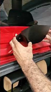 Replacing the brake light bulb on a 2020 Sandero Stepway.
