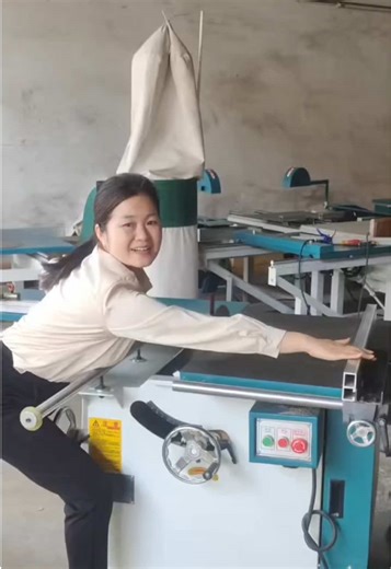 Simple and easy-to-learn table saw can cut boards with many thicknesses, and solid wood can also be cut.#woodworkingmachinery #woodworkingsaw #cncmachine #benchsaw