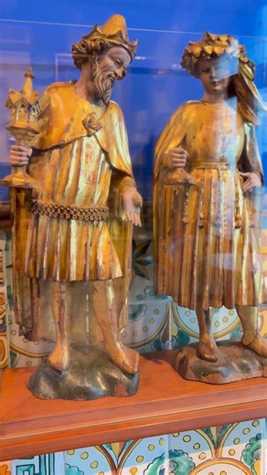 👑 Benvinguts, Ses Majestats els Reis d'Orient! Al Museu del Cau Ferrat tenim dues peces de la Col·lecció Santiago Rusiñol on lluïu de ple la vostra màgia: 📌 ‘Reis d'Orient’ (1395-1405), anònim franconeerlandès, fusta tallada, policromada i daurada. ––– 👑 ¡Bienvenidos, Reyes Magos! En el Museo del Cau Ferrat tenemos dos piezas de la Colección Santiago Rusiñol donde luce de lleno su magia: 📌 ‘Reyes Magos’ (1395-1405), anónimo franconeerlandés, madera cortada, policromada y dorada. ––– 👑 Welco