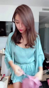 2.7M views · 10K reactions | 太多人問睡衣了 那我先上這款給你們!!!! 有湖水綠跟珊瑚粉，都很居家溫暖的色系 可以看影片裡布料的光澤～ 超美超有質感✨ 雖然是在家裡穿但有做胸墊唷藍 更多實穿我晚點修完傳上去！ 想買的先看我影片吧 官網https://goo.gl/wSe45P | Scrappy koko store | Facebook