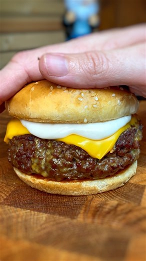 BURNHARD | Gasgrills & Outdoor Cooking on Instagram: "Nach Silvester brauchst du drei Dinge: Ruhe, frische Luft und was Deftiges für deinen Magen. Da kommt 'n Insight-Out-Burger genau richtig. 🔥 Der macht nämlich keine halben Sachen: Gestuffte Patties mit krossem Bacon, Käse und Gürkchen im Kern und nochmal schön Käse on top. Zutaten pro Burger: 🍔 200 g Rinderhack nach Geschmack gewürzt 🍔 Bacon in Streifen 🍔 Saure Gurke, gehackt 🍔 2 Scheiben Cheddar 🍔 Knoblauchmayo 🍔 Buns Kurz erklärt, ha