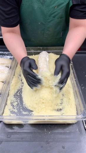 해운대달맞이빵 을지로점 I 인천차이나타운점 | 하얀 빵 속에 달콤한 크림🤩 그 위에 부드러운 카스테라 솔솔🫶🏻 화이트롤💖👍 Refresh your day with White roll✨ 🥖video&edition by @jackey.howstart #해운대달맞이빵 #을지로베이커리... | Instagram