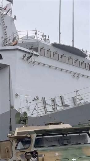 JGSDF Type 82 CCV & HMAS Brisbane (DDG 41) #japan #yokosuka #jgsdf #jmsdf #ccv #hmas #brisbane #41