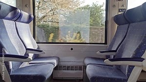 paysage défilant vue par la fenêtre d'un train de voyageurs