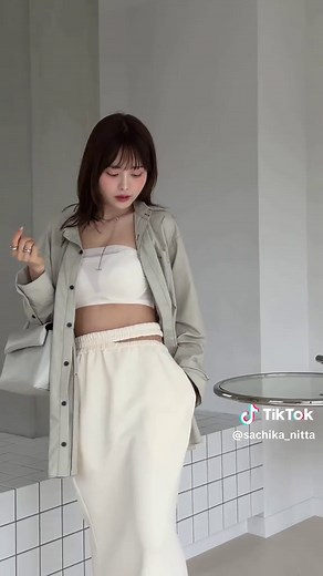 夏にぴったりなストラップレスブラ🤍 背中のレースが可愛くて、 コーデにあわせてチラ見せしても楽しめちゃうバンドゥ！ ズレにくいのも嬉しい🙂‍↕️ ストラップの取り外しもできるよ👏🏽 「AMOSTYLE バンドゥ」 価格：￥2,970～ AMOSTYLE店舗、公式オンラインショップで4月16日より発売中🛒 #PR #AMOSTYLE #アモスタイル