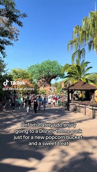 The perks of being a local include being able to run to Animal Kingdom for a quick merch grab for the brand new Scar Popcorn Bucket. While I was there I decided to try their new(er) sweet treat at Zuri’s Sweets Shop in Africa. Incredibly sweet and full of strawberry flavor it was a solid 8/10. Scar Popcorn Bucket: $25 Mickey Strawberry Cereal Treat: $7.49 #littlethingsthatmakemehappy #sweettreat #animalkingdom #lionking #disneymerch