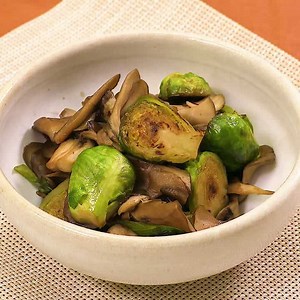 パパッと簡単！ 芽キャベツと舞茸の和風炒めのレシピ動画・作り方 | デリッシュキッチン