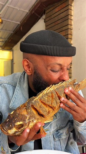Trying the most famous fish in all of Addis Ababa, Ethiopia ናቲ አሳ ቦሌ ከእካይ ላይት ገባ ብሎ ከዘገየ ጀርባ Asa tebit:ዘጠኝ ከሀምሰ Asa shekla:ዘጠኝ መቶ Asa com:ሁለትሺ አምስት መቶ ፯
