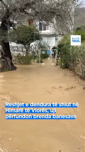 Euronews Albania on Instagram: "Ujërat nga reshjet e dendura të shiut të dala edhe nga kanali kullues që përshkon zonën, kanë përfunduar jo vetëm në rrugë e shëtitore por edhe brenda banesave. Oborret dhe katet e para kanë filluar të përmbyten, pasi uji ka arritur deri në disa centimetra. Aty ku ka nisur të përmbyten jo vetëm oborret e tyre por edhe katet e para. Ujë ka shkuar deri në disa centimetra Përmbytja ka nisur ditën e sotme si fillim në një pjesë të shëtitores Spile në Himarë, nga ku uj