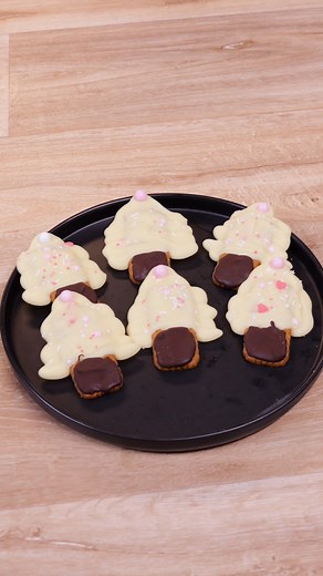 750g on Instagram: "Des petits sapins spéculoos pour un goûter de fêtes en 5 minutes ! 😍🎄 La recette 👇 Ingrédients : 1 paquet de spéculoos 1 tablette de chocolat noir 1 tablette de chocolat blanc Décorations pour gâteaux Préparation : Disposer les spéculoss sur une plaque Faire fondre les deux chocolats dans des bols séparés Disposer les chocolats sur les spéculoos de tel sorte à obtenir des petits sapins Décorer avec les paillettes en sucre Déguster ! #Recette #RecetteFacile #Speculoos #Rece