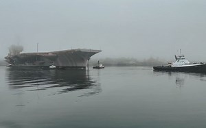 最后的航程，小鹰号（CV-63）前往废品场