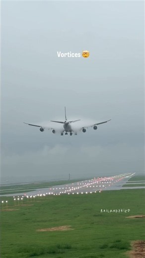 Cathay Pacific 747-8F Landing at Delhi IGI Airport with Amazing Vortices🌪️🛬