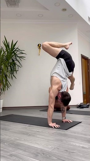 Hands stand drill. Make it fun and useful #handstandworkout #mobility #yoga #sports #handbalance