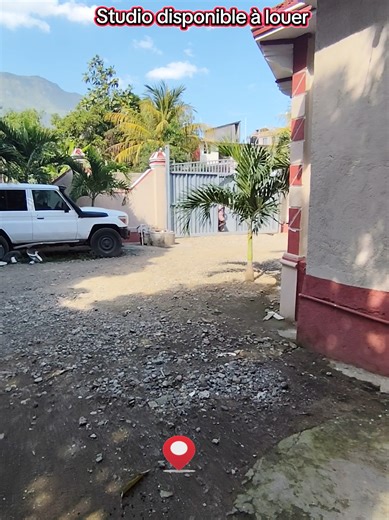 📍Référence : 838 Appartement Studio disponible à louer au rez de chaussée d'une maison à Pipo Ville au Cap-Haïtien : 🛏️ Une chambre à coucher 🛋️ Espace pour Salon ou salle à manger 🚿 Salle de bain, Espace pour Cuisine 🏡 cour 💧Eau de puits disponible 💲Prix: 2 000 Dollars US (négociable) 📞 Contactez-nous au : 4846 1739 / 3217 9176 ℹ️ Nous ne sommes ni propriétaires, ni usufruitiers. Notre rôle est de vous accompagner avec transparence dans la visite, la négociation et la sécurisation du co