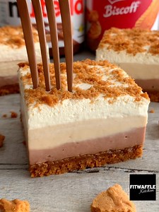 No-Bake Biscoff & Nutella Dream Bars 😍 A nice buttery Biscoff base, a layer of creamy Nutella cheesecake, topped with a layer of dreamy Biscoff cheesecake, topped with whipped cream and crush Lotus biscuits 🤤 Sound on for full instructions 🔉 All you need is: For the base: 220g Lotus Biscuits, finely crushed (save 2 tbsp for the topping) 60g Unsalted butter, melted For the filling: 600g cream cheese, room temp 100g icing sugar 50g Nutella 50g Biscoff spread For the topping: 250ml double cream 