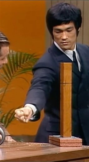 One Inch Punch Breaks a Wooden Pillar | Bruce Lee Precision