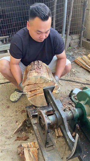 Home-use wood chopping machine demonstrates real performance. This household chopper saves effort.