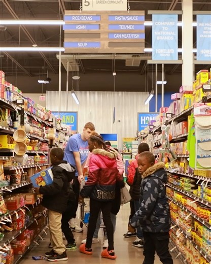 ❝I think they’ll remember this for quite a while.❞ Just in time for the holidays, Nikola Topić and the Thunder teamed up with Homeland Stores for an exciting Holiday Assist shopping spree for the Roberts family 🛒 | Oklahoma City Thunder