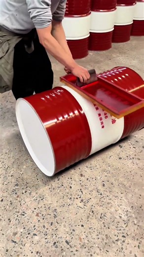 ‌Manual Screen Printing on Metal Drums: Technique & Precautions