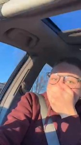 🚗 Una mujer sale completamente intacta después de que un vehículo impactase contra su coche de manera repentina. Ella se encontraba grabando un vídeo para su amiga cuando ocurrió el incidente. "Esto no estaba en mis planes", señaló junto al post. Pese al gran golpe que recibió por parte de un coche, el susto que se llevó fue la única consecuencia que tuvo. Ha ocurrido en Estados Unidos. #Viral #impactante #suerte #carretera #coche #accidente | El Español