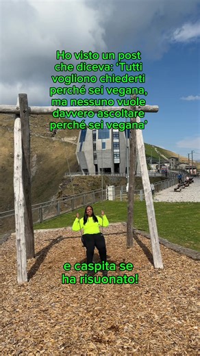 Molti chiedono perché sei vegana, ma in realtà sperano quasi di ricevere una risposta leggera, veloce, innocua. Quello che spesso non immaginano è che dietro quella scelta, per molte persone, c’è un momento preciso in cui qualcosa dentro si rompe: quando inizi a vedere davvero cosa succede, quando capisci che dietro a certi prodotti ci sono corpi, separazioni, paura, vite trattate come se valessero meno. Da lì non è più solo cibo: diventa coscienza. E la verità è che non tutti vogliono ascoltarl