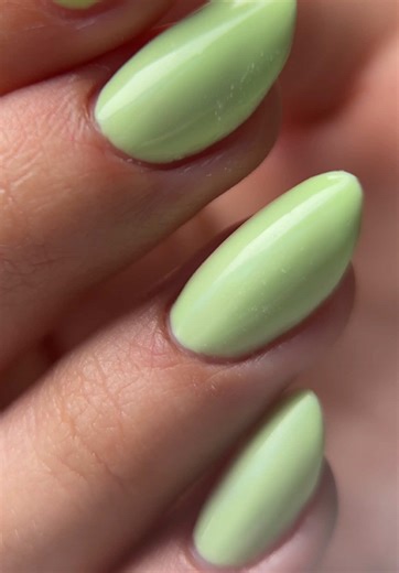 Uñas con extensión en gel, verde neón, estructura impecable y un toque vibrante que las hace únicas. Me encantan 💕💕 #nails #uñasdegel #manicura #uñasdegel #springnails
