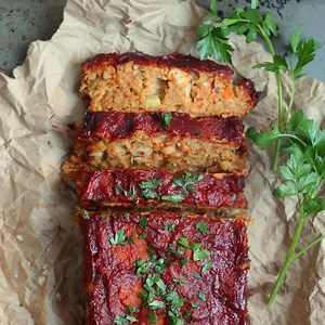 VEGAN meatloaf made from chickpeas!! Recipe: https://www.connoisseurusveg.com/almost-classic-chickpea-vegan-meatloaf/ | Connoisseurus Veg
