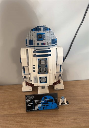 Building the 2012 Retired LEGO R2-D2 Set
