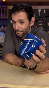 5.3M views · 61K reactions | ELÁSTICO atravessando a alça da caneca... como assim?! Esse truque é tão esquisito que parece que as leis da física foram quebradas. Mas é só um elástico, uma caneca e um pouco de ilusão — o resultado vai bugar seu cérebro! #Ilusão #Curiosidades #ExperimentoCaseiro #Mágica #Desafio | Manual do Mundo | Facebook