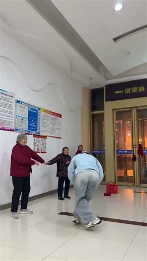 Awkward Dance with Auntie Wins Hearts! 😂 Dance FamilyFun