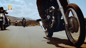 En 1969, muchos veteranos que regresaban a California hicieron fila para unirse a la banda de moteros más temida del estado, los Hells Angels. Sin embargo, los Angels les dijeron a un grupo de ellos que no eran bienvenidos por ser latinos. Estos nuevos forajidos decidieron formar su propia banda: Los Mongols. Durante los años 70, los miembros de la banda acumularon un extenso historial delictivo. 📺 Todo esto y más en tu pantalla de History #CrónicasDeLaMafía | HISTORY