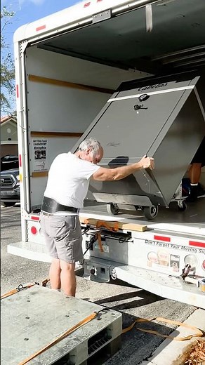Unloading an 800 pound gun safe from a rental truck #gunsafemovers #gunsafemovingcompany