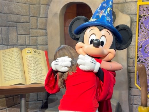 Ryllyane neves Rozenq on Instagram: "Dia de conhecer o parque HOLLYWOOD STUDIOS, um parque cheio de encanto e voltado para o cinema - cenários encantadores, tens vários shows e brinquedos. Nos brinquedos fomos em todos e shows fomos 5. 🎥 HOLLYWOOD BOULEVARD ✅ Mickey & Minnie’s Runaway Railway 📸 Meet Disney Stars at Red Carpet Dreams 🎬 ECHO LAKE Millennium Falcon: Smugglers Run Star Wars: Rise of the Resistance Star Tours – The Adventures Continue Slinky Dog Dash Alien Swirling Saucers Toy Sto