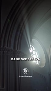 Vera je jedina stvar u ovom svetu koja ne zavisi od okolnosti, od vremena, od tuđeg mišljenja, od rezultata. Sve može da se uzdrma, sve može da pukne, sve može da se promeni — ali vera stoji. Vera je ono što čoveka drži kada ga ništa drugo ne drži. Psihološki gledano, čovek bez vere živi kao da hoda po ledu koji svakog časa može da pukne. Oslanja se samo na sebe, na svoj razum, na svoju snagu… A ni razum ni snaga ne mogu da izdrže udare života. Zato mnogi posrnu, jer pokušavaju sami da nose ono 