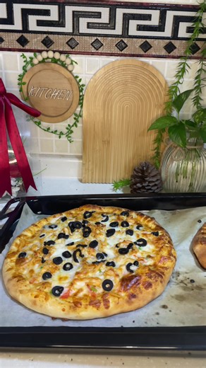 تۆش ئەگەر ویستت پیتزا ئامادەبکەی ئەم جارە هەویری سەمون بەکاربهێنە زۆر تامی خۆشە و هەویرێکی ناسکە بۆ کاتی بەپەلە زۆر باشە پیویستیەکان سنگی مریشک پەنیری پیتزا زەیتون بیبەری شیرین تەماتە تۆش ئارەزوی خۆتە چی بۆ زیاد ئەکەی صۆصەکەی: دۆشاوی تەماتە کەچەبی شیرین کەمێ بیبەری رەش ئیوەش تاقیبکەنەوە دلنیام بەدلتان ئەبێ بۆ فێرکاری زیاتر فۆلۆی پەیجەکەم لە بیر مەکە #pitzza #piza #ramadan #explore #viral