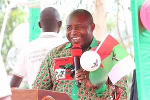 « Mu kubaka inyubakwa idasanzwe y’Umugambwe CNDD-FDD bahereye mu gushira hahwe amafaranga 200 gusa, ku muntu umwe ku kwezi, intara ya Kayanza yaraye yerekanye akarorero keza mw’irangurwa ry’imigabo n’imigambi ya #RetaMvyeyi, #RetaNkozi. Abagumyabanga bo mu ntara ya Kayanza, barerekanye koko akarorero k’Ubumwe, barerekanye ko turi kumwe twese bishoboka.» Vyashikirijwe na Nyenicubahiro Gen Major Evariste Ndayishimiye, Umukuru w’igihugu c’Uburundi akaba n’Umunyamabanga mukuru w’Umugambwe, igihe yar