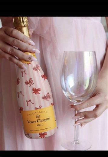 One customer was having problems with getting a smooth finish and asked for a video without any cuts / edits. So here is a real time video showing you how to get that gorgeous smooth finish. I want your bottle glow up to be fun, not stressful ✨ So here’s an unedited real time talking video to show you how it all works. Any other questions I am happy to help. I started Sippette to bring joy and fun to your celebrations so if there’s anything I can do to help you get that perfect finish let me kno