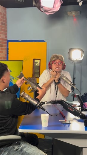 Magda tratando de coger un Pleco…🤣🤣🤣 Hoy nos visitó @cj_pesca_pr para hablar de esta plaga en nuestros cuerpos de agua dulce y el corillo se atrevió a coger una cosa de esas.🐟 #LaMega #MegaReguero | La Mega 106.9/95.1