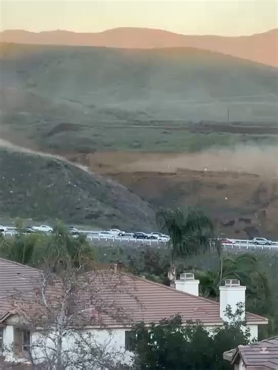BREAKING: CALIFORNIA MASSIVE GAS LINE RUPTURE SPARKS EVACUATIONS In Castaic, a major natural gas line ruptured along the Old Ridge Route, shooting flames and gas high into the sky like a fighter jet afterburner. Locals are reporting a deafening roar and that telltale sulfur stink. Fire crews from LA County hit the scene and quickly slapped on evacuation orders for neighborhoods.