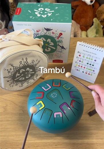 Tambú is a innovative tongue drum perfect for 3 year olds! It has a soothing sound, includes a sheet music book and carry bag! 🥁 This is the original size, but it’s also available in Baby size, and the Plus which is bigger! They all make slightly different sounds and they’re so much fun! Shop now on store or online 🎶 #tambu #tambudrum #kidsmusic #daisyandhen