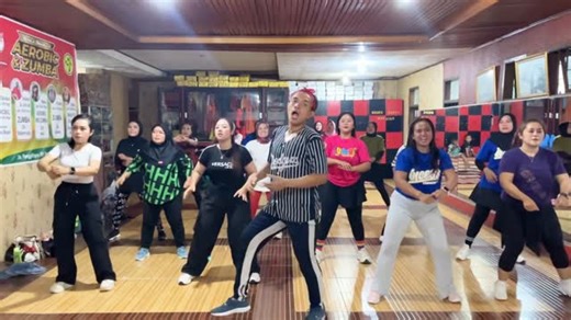 Robi Rachadi Modjo on Instagram: "📍 @yans_aerobic - RABU 16.15 🧠 kesayangan ZIN @octavia_ria87 ZIN @andinalvvv terimakasih incess community yang sudah hadir ❤️‍🔥❤️‍🔥❤️‍🔥❤️‍🔥 . . . . #zumba #zumbafitness #zinrobimodjo #zumbainstructor #zumbacommunity"