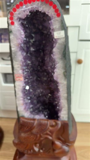 🧠 提升智慧与专注：这是紫水晶最核心的寓意。传统上认为它能开发智慧、增强记忆，💼 招贵人与正财：不同于黄水晶主“偏财”，紫水晶在风水上更多用于招“贵人”，即带来事业上的机遇和支持，从而稳固正财。