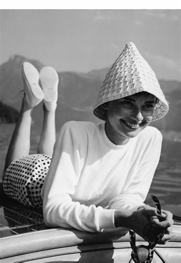 — our earth angel 🪽 • actress : audrey hepburn • movie : ❌ • song : earth angel - the penguins tags : #fyp #vintage #60s #audreyhepburn #audreyhepburnedit Audrey Hepburn vintage 60s edit Old Hollywood